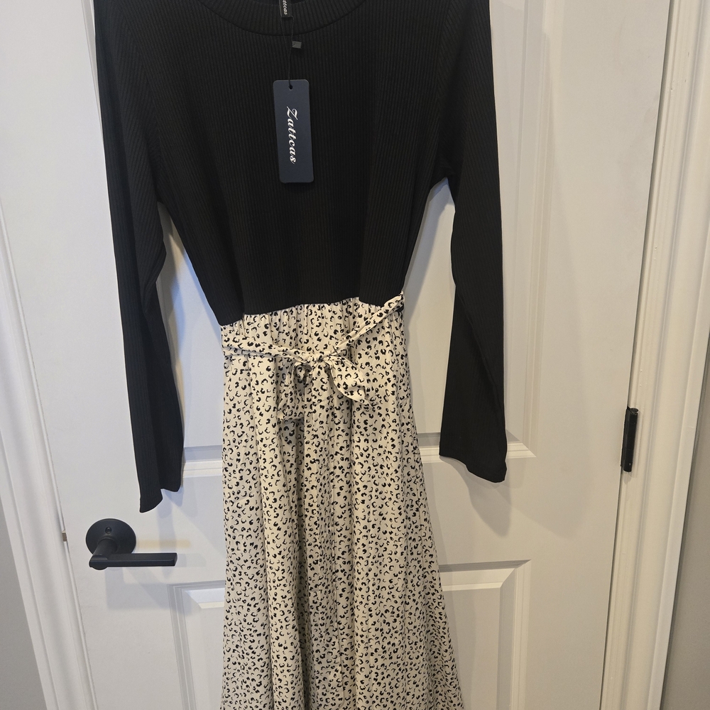 Elegant Long Sleeve Dress in Black and Cream